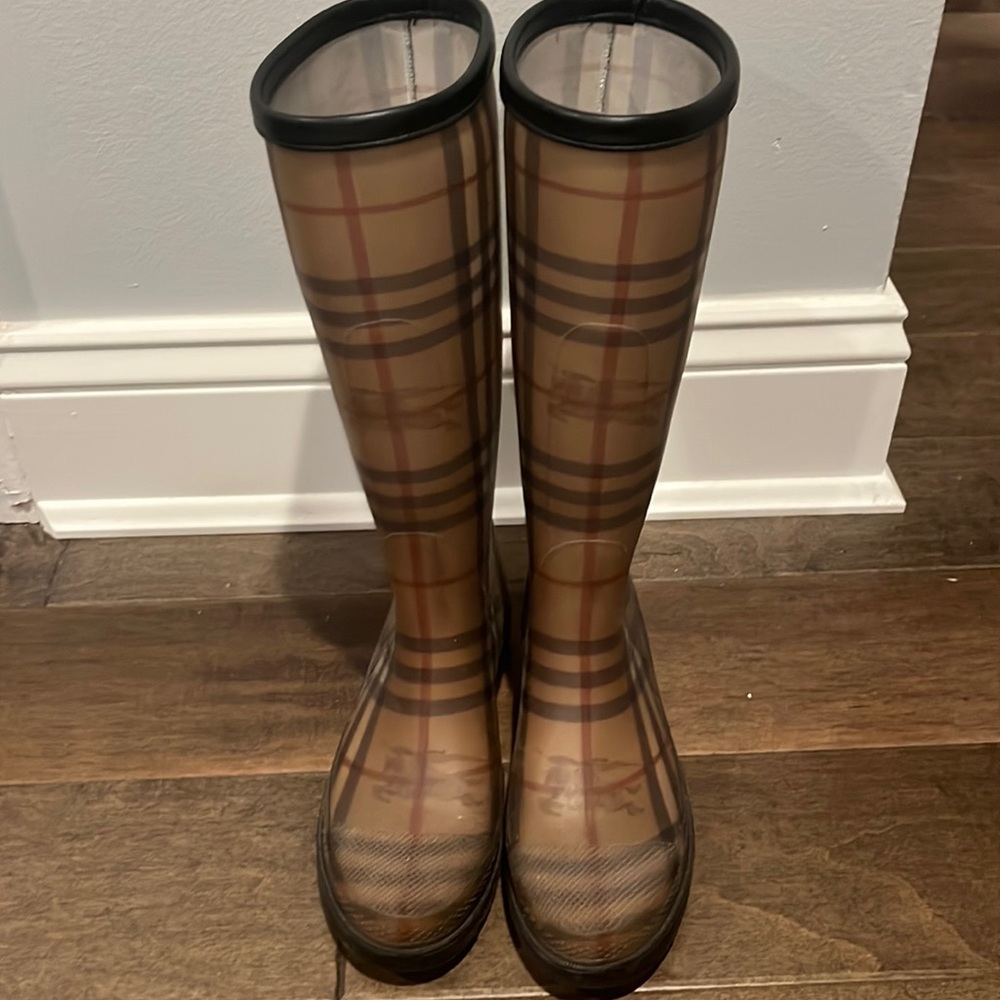 Adorable Burberry Rainboots